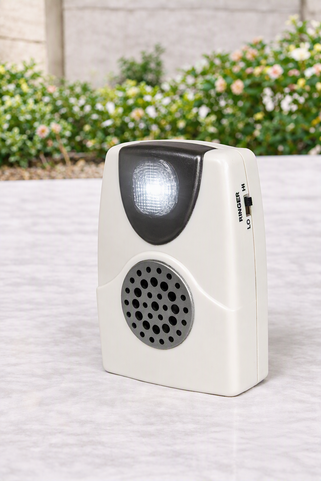 Telephone ring amplifier, with light indicator